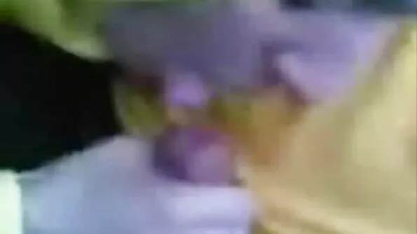 Skinny femeie stă pe partea de sus de o jucărie porno cu blonde si negri