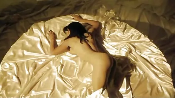 O jucărie care se filme porno cu pula imensa bucură de stripteuze singur