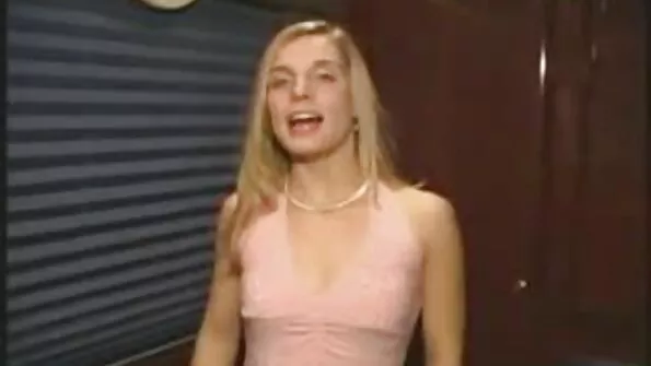 Serenading Ukulele Lay filme porno cu lezbience blonde