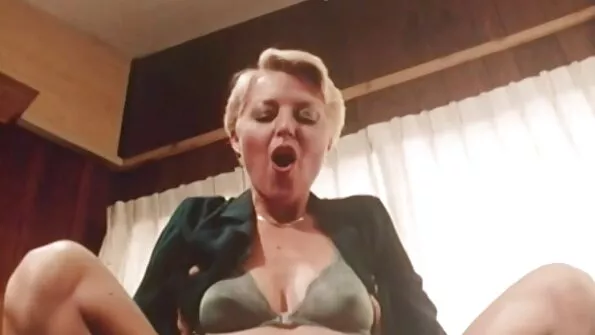 A primit blonde cu țâțe mari slujba