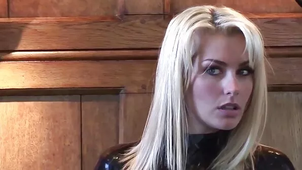 Shemale porno cu fete blonde tras-o fără șa de 2 baieti