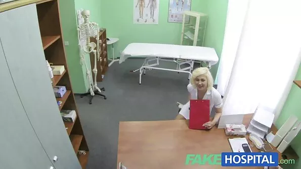 Shaine Blaire devine blonde in pizda goala față în față