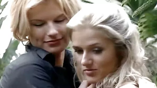 Squirty Pieptoase fermiera Se masturbeaza filme porno cu blonde si negri in curte