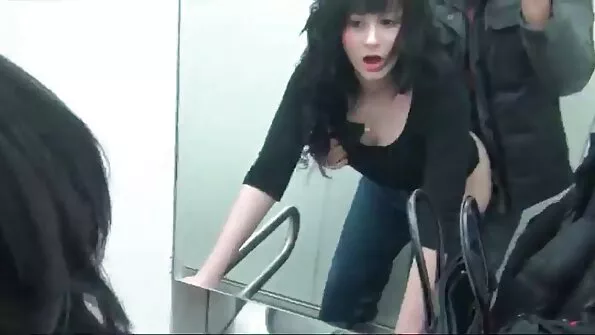 Sperma Schimb de două fete slabe obține fierbinte de sex in grup filme porno cu blonde si negri