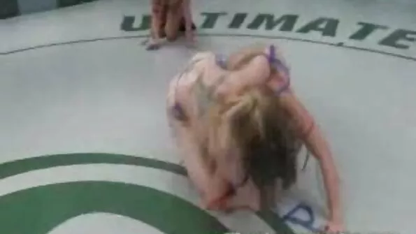 Ea nu a știut niciodată ce a lovit-o în filme porno cu blonde cu țâțe mari timp ce pipi