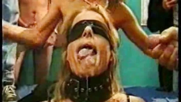 Sakura Aida filme porno cu mamici blonde se plânge greu cu doi bărbați al naibii de greu