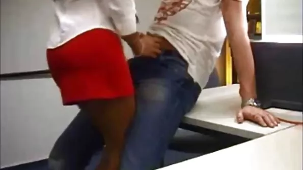 Ea este un filme porno cu blonde cu sani mari tattooist și un cioc Curvă