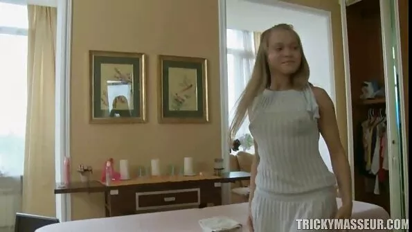 Teen copilul primește sex cu femei blonde un tratament facial dupa ce a futut