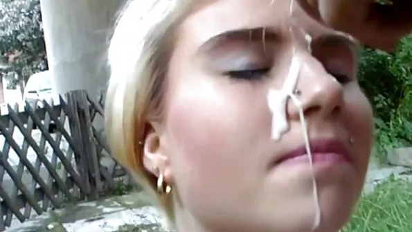 Un senzual pizde blonde paroase aliat
