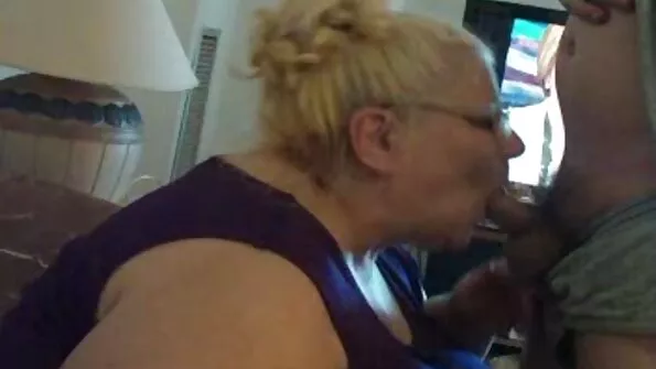 Slutty big tit Cougar negri pulosi ajută cuplu adolescent